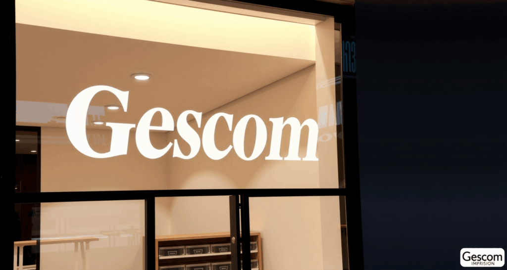Vinilo de corte aplicado en escaparate de comercio | Gescom Impresión